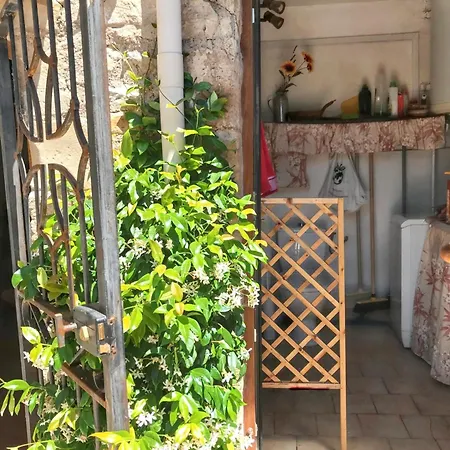 Maison Chaleureuse A Saint-privat, 80 M² Avec Cour. Ferienhaus